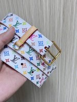 L家 新款腰带 时尚姐妹必入 官网爆款女士腰带来啦！原单品质 细节完美 Monog-Am帆布+头层牛皮 双面随心搭配 珠宝级金属搭扣 日常通勤约会都能Hold住