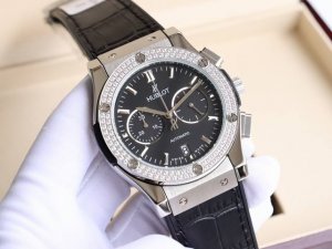 白壳玫壳 宇舶 恒宝hublot经典融合525系列 1：1复刻原版字面，非市面版本字面 男士腕表 316精钢表壳 壳套采用cnc工艺精细打磨加工 确保各方位细节