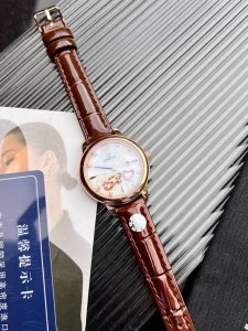 白 金 钢带+20镶钻+20， 在对的时间遇到对的人时光从不会淡忘与你初见的美520热卖款！！欧米茄~ Omega女神必备石英腕表 进口石英-3针机芯镀蓝光玻璃