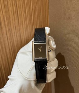 卡地亚全新推出的Tankmust腕表。It Must Be A Tank在所有经典的卡地亚坦克腕表里面，如果要拥有一只作为日常每天戴的腕表，我肯定选Tank S