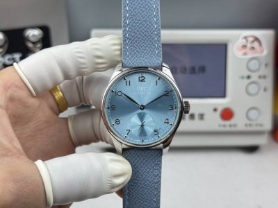 Gr Factory 市场最高版本 万国Iwc葡萄牙自动小三针系列腕表！ 1表径40.4毫米，机芯采用定制机82200自动机械。 2惟妙惟肖的表圈抛光，表耳抛光