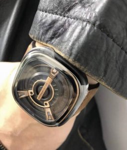 看到过Sevenfriday这个牌子，当时男友在专柜一眼就看中了M202这个型号，试戴了就觉得爱不释手，马上就要掏出卡要买下。结果当时柜姐说，M2 02是Sev
