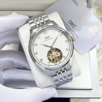 全新万国2针 官网同步更新 新款首发 经典之作 万国-Iwc 男士腕表 全自动机械机芯 矿物强化玻璃 316L精钢表壳 ，精钢表带 精致打造 商务必备 尺寸：直