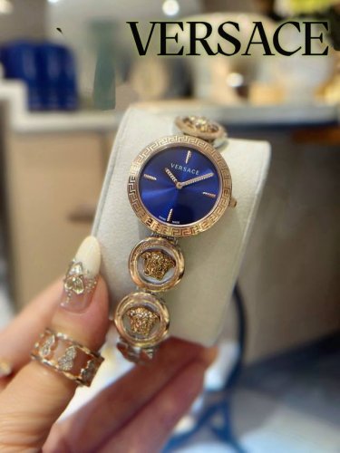 金枚钢+20 Versace 范思哲Vedw美杜莎锁图标石英女士手表。表面直径28Mm，太阳纹表盘V字个性双指针，大胆另类的时尚设计，感受Versace的张扬风