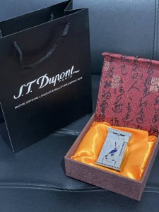 今天给大家推荐一款法国都彭限量版充气打火机法老王，以古埃及文明为主题，描绘了法老王守护神赫鲁斯的被冠冕的鹰和生命女神伊西斯等象征，奢侈品打火机界的天花板限量版，