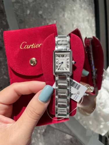 卡地亚 Cartier 坦克系列则推出Tank Must腕表，表盘由经典罗马刻度显示 搭配Must 系列方尖蓝宝石把头，表壳大小为中号：25.5Mm*33.7M