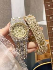 新款 金壳满钻 爱彼 Ap精品男士腕表，技艺精湛，带日历独具匠心，尊贵大气，王者风范。采用进口石英机芯，矿物质超强镜面，尺寸: 40Mm，10M