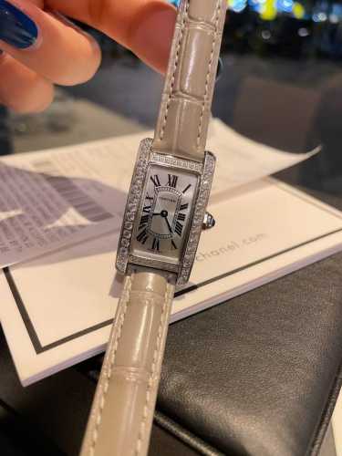 白 金 钻30 卡地亚-Cartier Tank Américaine腕表，小号表款，采用蓝宝水石晶镜面，瑞士石英机芯。原版开模，精钢表壳，八角形表冠，镶嵌一颗