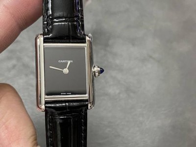 Dr工厂p出品！Tant Must坦克系列。Tank Must腕表直接从Tank Louis 腕表汲取灵感，线条轮廓更为接近历史表款。Tank Must的表耳饱