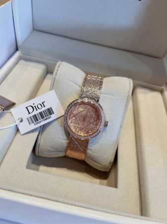 迪奥la D My Dior Cd04111X1248 Cd04 X1系列腕表 优美的弧线设计 搭配两枚利落指针 便以其极简之风 成为迪奥的标志性作品之一 携经 - 点击图像关闭