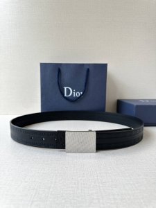 特 宽度3.5Cm这款 35 毫米双面腰带结合典雅气质与摩登风范。黑色光滑牛皮革款式，一面饰以同色调压花 Cd Icon 标志。可搭配各式 35 毫米腰带扣。