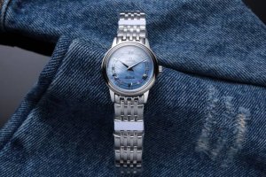 台湾厂出品：白皮 . 金玫20.钢带20. 本品均已严格经过防水压力测试，防水可达120米 此款出货都以三码合一的形式出货，退换均以三码合一进出，望多理解！ 欧