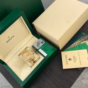 劳力士迪通拿！机芯采用4131厚度12.2Mm！原版开模！ 劳力士-金钻盘！ 尺寸:40Mm×12.2Mm！ 功能:时、分、秒、计时显示 我们采用对版4131机