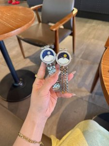 白钻400 金钻550满天星带官网版Van Cleef & Arpels 梵克雅宝系列：真日月星辰功能腕表。星空月相日月交替可以转动 女神女表 戴上它等于把星星