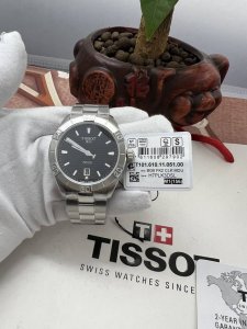 天梭pr 系列三针石英男表，T101.610. 1 黑面银条钉，316钢钢带款，钢带款现货。 原装eta:F06. 机芯，好品质，一手货源，欢迎下单！