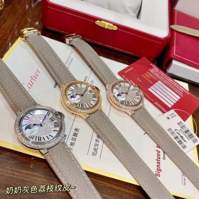 白钻 金钻 实拍奶奶灰荔枝纹皮 订制色系到货 灰色一直是时尚界的宠儿 热门色浅色调 神仙颜色好品味的象征！荔枝纹皮饱和度恰到好处，细腻的羊皮戴上手超级柔软舒适关