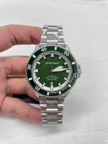 丛林潜行者 机械觉醒 Ar60088阿玛尼42Mm机械潜水表 以军绿锋芒征服陆与海 丛林绿表盘搭载夜光表圈+夜光字钉，黑暗处依然清晰读时 旋入式表冠与蓝宝石玻璃