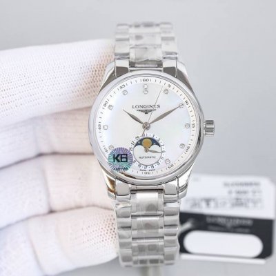 白 金 V9全新浪琴名匠系列女表 腕间月相，诠释女性高贵典雅。 精钢表壳的直径为34毫米，尺寸适中。珍珠母贝表盘在女表中是运用较多的元素，浪琴为其搭配了12颗钻