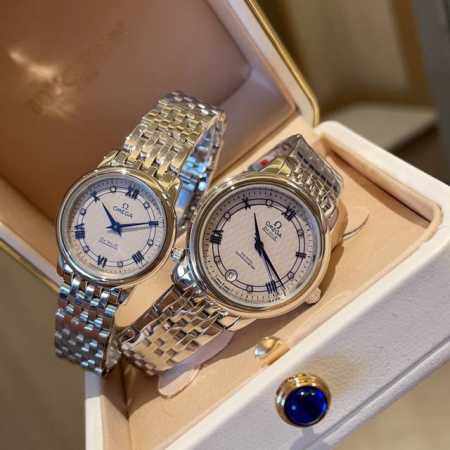 台湾厂 搭配红色包装礼品袋欧米茄蝶飞石英系列腕表 腕表女装尺寸27.4Mm 男装33Mm 进口瑞士石英机芯 316精钢表壳 防刮花玻璃 认证细节：原装表扣 别具 - 点击图像关闭