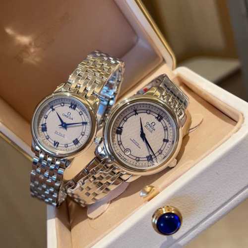 台湾厂 搭配红色包装礼品袋欧米茄蝶飞石英系列腕表 腕表女装尺寸27.4Mm 男装33Mm 进口瑞士石英机芯 316精钢表壳 防刮花玻璃 认证细节：原装表扣 别具