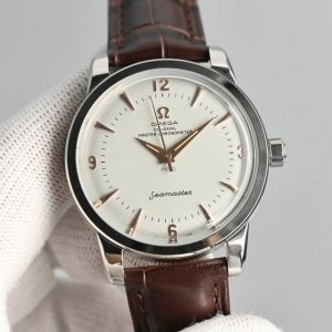 欧米茄 Omega 海马系列 1948腕表 重磅来袭！欢迎品鉴！ 独家定制8806至臻天文台一体机芯，纹理、结构、摆轮位置和镂空均与原版一致，运转美态清晰可见，
