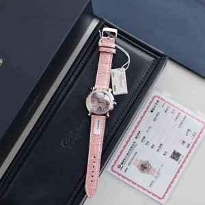 外圈满钻款 萧邦happy Diamonds系列 278475-2002型号 红宝石镶嵌把头 点亮臻美时计 ，颗爱心钻满钻铺镶的灵动钻石置身于两层蓝宝石玻璃之间