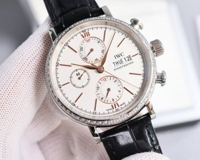 白 -金 。Tw倾情演绎 Iwc 万国 波涛菲诺计时腕表 Rb2 腕表尺寸42Mmx13.5Mm。完美同步正品，表壳以精钢材质打造，通过细致的抛光打磨之后呈现出