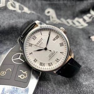 310品牌：天梭 类型：经典力洛克系列 表带：顶级316精钢表带进口牛皮 机芯：顶级全机械机芯 镜面：顶级进口金刚膜水晶镜面 尺寸：直径40Mm 经典无可挑剔。