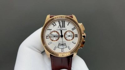 卡地亚 Cartier 卡历博系列原版进口9100机芯 零翻修 ，原装卡地亚标志陀片，具备月份，星期，日期等各种实用功能显示。原装精钢折叠表扣设计 上光下砂 ，