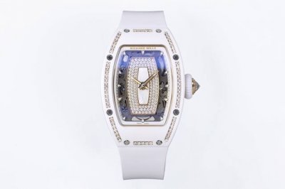 Zf再续华美篇章 精致璀璨.魅力之作 “表界女神” 理查德米勒Rm07-1黑白陶瓷镶钻系列 1 Zf的陶瓷镶钻工艺:陶瓷表壳在配备金钢石钻孔铲边工具的专业Cnc