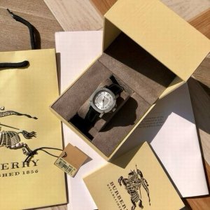 英国经典奢侈品牌，Burberry巴宝莉石英女式腕表，鹦鹉螺系列，Bby1806，知性优雅的方型表盘设计，经典又复古，堪称时尚界的典范，原装瑞士进口机芯，表径～