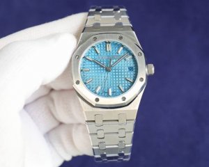 最新女款ap 爱彼皇家橡树系列77350 77351型号机械腕表 直径34Mm 搭载calibre 自动上链机芯 采用该款式特别设计的玫瑰金自动摆陀 零故障 全