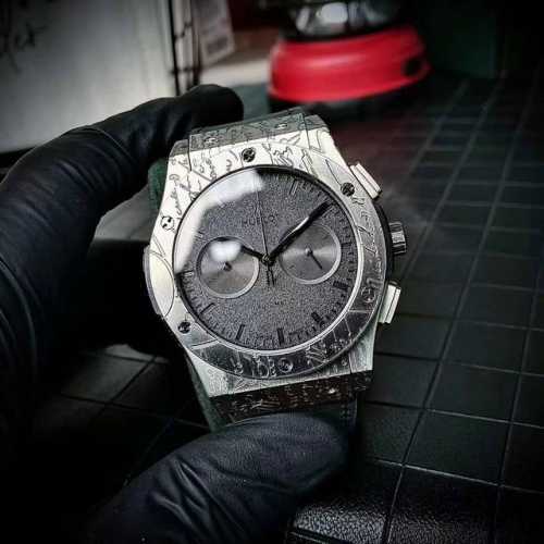2025款Hublot 宇舶表 恒宝 表壳采用雕花雕花工艺设计 316L精钢增加钛，碳，铜多层直电工艺， 顶级精准 原装进口跑秒石英机芯 皮带折叠扣 直径42M