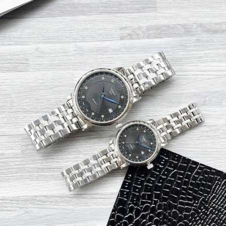 白 玫金 钢10 钻20 Tissot天梭官方新品卡森臻系列珍珠贝镶钻情侣表腕间春意，展露风华。干净的配色弥漫几许和婉气息，别出心裁的六点钟位置日历显示，让每一 - 点击图像关闭
