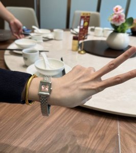 一秒显贵！自带优雅气质手表分享Gucci一G-Frame系列腕表采用优雅正方形表壳，巧妙融合典藏细节与现代时尚美学。可可爱爱的手表一枚让人倍感自信无论是日常出街