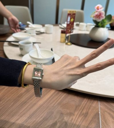 一秒显贵！自带优雅气质手表分享Gucci一G-Frame系列腕表采用优雅正方形表壳，巧妙融合典藏细节与现代时尚美学。可可爱爱的手表一枚让人倍感自信无论是日常出街