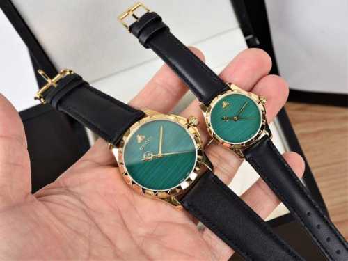 原盒:30 古驰 Gucci新款小蜜蜂，大号表径38Mm，小号表径28Mm，蓝宝石玻璃，孔雀石绿、绿松石蓝、珊瑚红三种合成宝石面配搭，注意宝石面都是不规则的，市