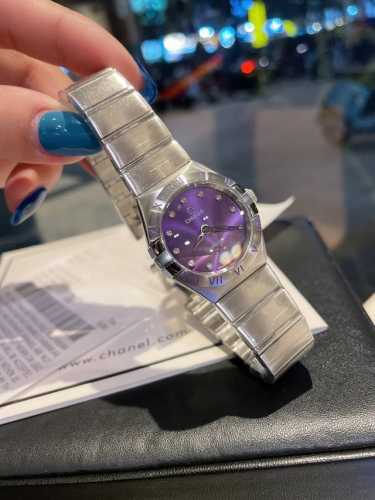 年新款欧米茄星座系列全新彩色盘腕表，以崭新色彩注入时尚活力！表盘明亮柔和，表圈的罗马数字刻度亦采用与表盘相同的色调，为腕间增添一抹灵动色彩，举手投足间恣意演绎世