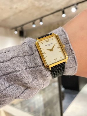 迪奥 Dior 经典Malice系列款，非常罕见的一款中古手表，316精钢材质，经典罗马刻度简约时尚国际范，日本进口石英机芯，表扣施华洛世奇水晶镶石，简约中更贴