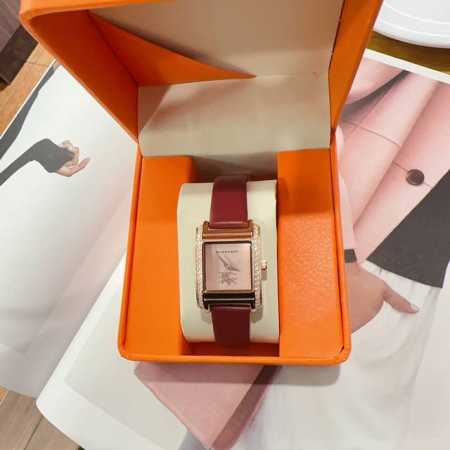 新款独家发售巴宝莉 Burberry 英伦风 是彰显女士品味的一个好 名片 佩戴一款适合自己的手表是很重要的社交搭配 Burberry手表不仅可以增加那人的时尚 - 点击图像关闭