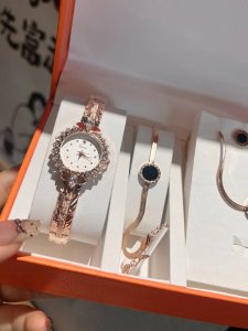 配盒 迪奥套盒 优雅与浪漫与艺术格调 套装包括：石英女表 手镯 项链 耳环 戒指 全套礼盒包装 送礼首选