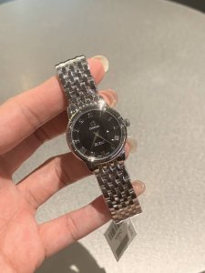清雅内敛 Omega黑银蝶飞稳稳百搭王 精致温柔的小姐姐选它选它选它 立体罗马刻度 经典复古