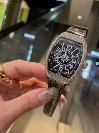 Franker Muller_法兰克穆勒 这个夏天爆款不断-又一新款来袭 V32酒桶游艇系列 奢华镶钻 做工复杂时尚蓝色 黑色字面 搭配橡胶真皮皮带 镶钻扣子 - 点击图像关闭