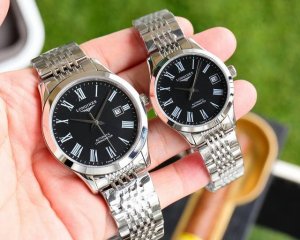 首发新品热卖爆款 高清实拍 完美呈现 最新 ：浪琴最新设计三针新品 类型 ：精品情侣腕表 表带 ：316精钢表带 机芯 ：西铁城机械机芯 镜面 ：蓝宝石玻璃 更