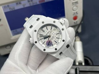 Aps2025新品15707Ce 爱彼搭载最强3120一体机 强势来袭 1表壳:采用全新科技陶瓷，黑色陶瓷大气时尚，配备防磁性能，表壳以独特的底盖螺丝，中置螺栓