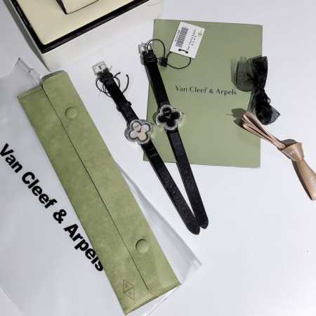 梵克雅宝-Van Cleef＆Arpels，Alhambra系列腕表继续沿袭梵克雅宝的标志性图案散发恒久隽永的优雅气息，精美镶钻设计，环绕着花形表壳，使之好像镶 - 点击图像关闭