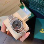 品牌: 劳力士－Rolex 款式: 日志女装机械腕表 机芯: 原装进口西铁城机芯 镜面：蓝宝石玻璃镜面 表壳: 316L精钢壳套 表带: 316L精钢表带 原装
