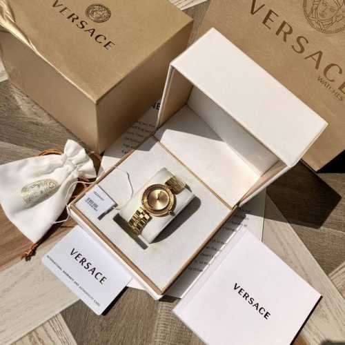 批850。Versace范思哲Vez4系列石英女士腕表，表盘内镂空V字展现别样气质，箭形指针和鼓形把头，使得整体线条更加流畅，表圈回纹与表带中间的回纹纹路交相呼
