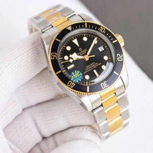白壳 。金钢 V2升级版帝舵 Tudor 碧湾系列对于帝舵来说，无疑是一个庞大的产品线，在今年推出了一只全新的单色碧湾，以绝对的实力被认为是劳力士无历黑水鬼的平
