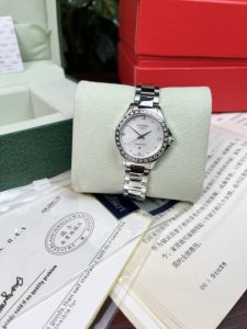 380时尚石英女款 浪琴 经典绝美女款，优雅而至气质至上采用进口石英机芯，抗磨损双卜蓝宝石水晶玻璃，316精钢表壳，珍珠贝母表盘熠熠生辉。精钢表链搭配原装三折式